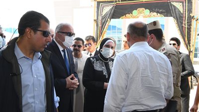 وزيرة التجارة ومحافظ قنا يتفقدان مجمع الصناعات بنجع حمادي (صور)