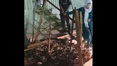 شاهد.. مواطنون ينزلون من أعلى محور ترعة الزمر في العمرانية بـ