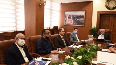 محافظ بورسعيد يشيد بالعاملين بالديوان العام أثناء زيارة وزير التنمية المحلية 