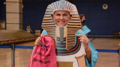 شاهد.. مراسم استقبال أول فوج سياحي روسي يصل إلى الغردقة