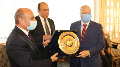 وزير العدل يمنح محافظ القاهرة درع نادي القضاة (صور)