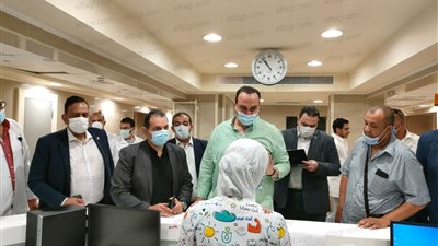 رئيس الرعاية الصحية يفاجئ العاملين بمجمع الإسماعيلية الطبي