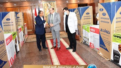 محافظ أسوان يقدم 21  جهاز كهربائي لـ 17 عروس .. (فيديو وصور) 