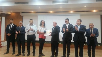 محافظ بورسعيد يكرم مجموعة من الأبطال الرياضيين (صور)