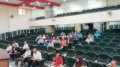 رئيس مدينة ملوي يجتمع  بمديري الإدارات لمراجعة الأداء