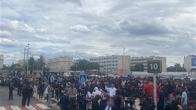 المئات من مشجعي باريس ينتظرون وصول ميسي (فيديو)