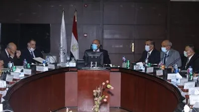 وزير النقل يستعرض أعمال الشركة القابضة لمشروعات الطرق والكباري والنقل البري