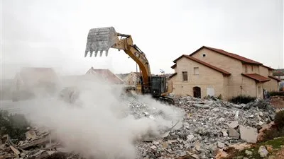 السلطات الإسرائيلية تهدم عمارة سكنية لعائلة فلسطينية في بلدة سلوان