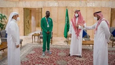 ولي العهد يلتقي اللاعب حامدي الحائز على فضية في أولمبياد طوكيو