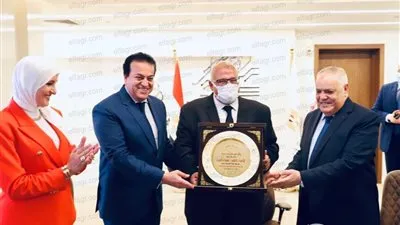 وزير التعليم العالي من معهد الإلكترونيات: حريصون على البحث العلمي
