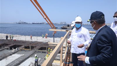وزير النقل يتفقد أعمال تنفيذ رصيف بميناء الإسكندرية 