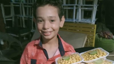 حكاية طفل الترمس.. أمه تعده وهو يبيعه: الناس بتفاصل معايا (فيديو)