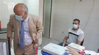 وكيل صحة الغربية يتفقد تطعيم المسافرين للخارج واستخراج الشهادات (صور)