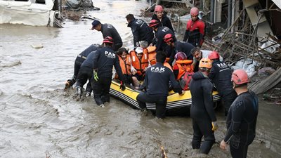 تركيا تكافح فيضانات البحر الأسود مع ارتفاع حصيلة القتلى إلى 31 شخص