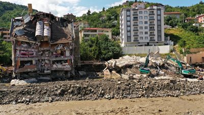 ارتفاع حصيلة ضحايا فيضانات شمال تركيا إلى 58 شخصا