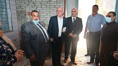 رئيس جامعة الفيوم يتفقد منفذ بيع المنتجات الزراعية والحيوانية