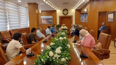 محافظ بورسعيد يتابع مستجدات العمل بمحطة الاستثمار 