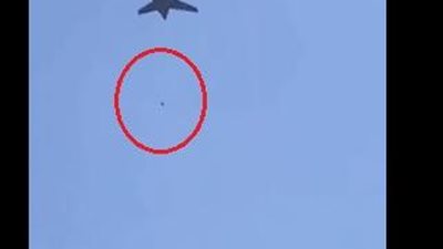 لحظة سقوط أفغان بعد تشبثهم بعجلات طائرة أثناء مغادرتها كابول (فيديو)