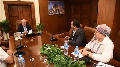 محافظ بورسعيد يتابع تنفيذ الأنشطة الثقافية بالمحافظة 