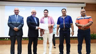 محافظ بورسعيد يكرم أوائل الدبلومات الفنية (صور)