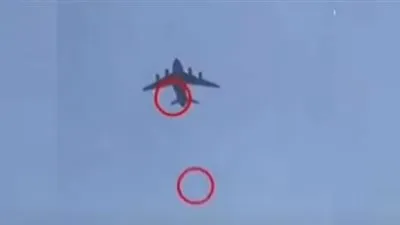 شاهد.. سقوط مواطنين أفغان من طائرة أمريكية 