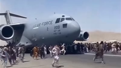 الرئيس يغادر ومدنيون يهربون من جحيم طالبان.. ماذا يحدث في أفغانستان؟