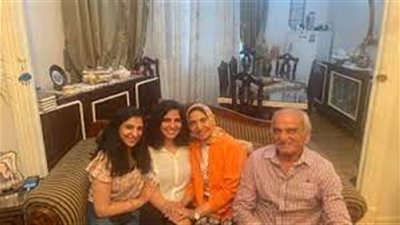 إعلامي يصفق للأولى على الشعبة الأدبي بالثانوية العامة