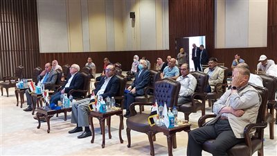 محافظ بورسعيد يلتقي عدد من المستثمرين وأصحاب المصانع (صور)