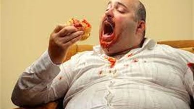 استشاري يوضح سبب عدم شعور مريض السمنة بالشبع (فيديو)