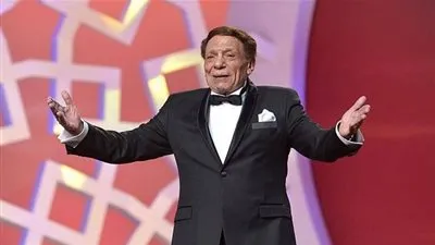 هل أصيب الزعيم عادل إمام بكورونا؟