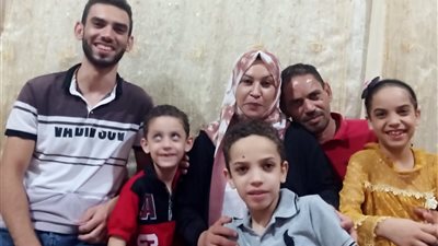 زوج أكبر طالبة بالثانوية العامة: فخور بنجاحها 