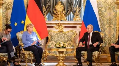 انطلاق المحادثات بين بوتين وميركل في الكرملين