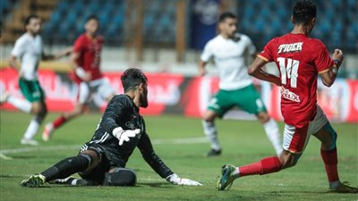 عاجل.. الأهلي يواصل مطاردة الزمالك برباعية في شباك المصري 