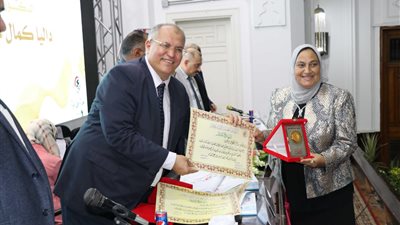 تكريم اثنتين من عضوات هيئة التدريس بطب المنصورة 