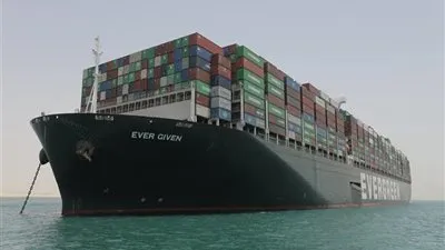 رئيس قناة السويس يعلق على عبور