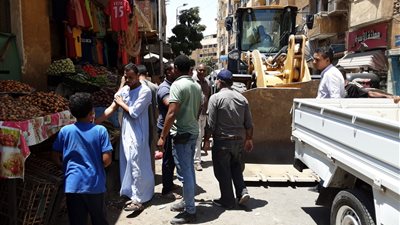 إزالة 360 حالة تعد في حملة لرفع الإشغالات بشوارع وسط مدينة أسوان (صور)