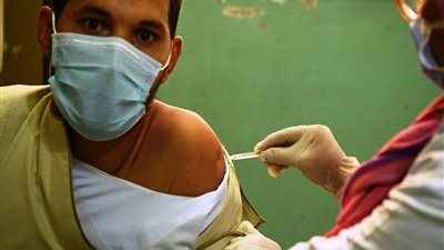 محافظ قنا: تطعيم ٦٥٢١ مسافرا للخارج بلقاح كورونا حتى الآن