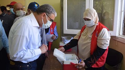 محافظ المنيا يتابع تلقي لقاح كورونا بمركز شباب عطف حيدر بالعدوة