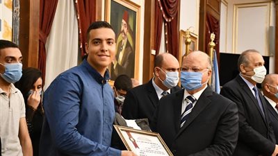 محافظ القاهرة يكرم أوائل الثانوية العامة