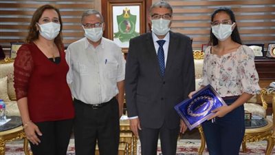 محافظ المنيا يكرم مريم جرجس رابع الجمهورية في الثانوية العامة