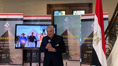 زاهي حواس يستعرض إنجازات الدولة المصرية بمحاضرة له في أمريكا