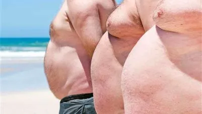 طبيب يُحذر: السمنة تزيد من هرمون الأنوثة لدى الرجال (فيديو)