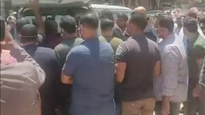 لحظة وصول جثمان والدة اللاعب أحمد حسن لمسجد السلام بالمنيا 