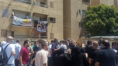 لحظة دفن جثمان والدة اللاعب أحمد حسن في المنيا | صور 