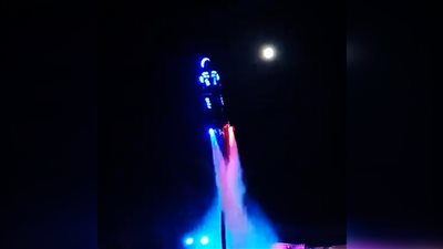 مجدي عبدالغني.. لاعب فلاي بورد يجذب انتباه السياح بالغردقة (فيديو)