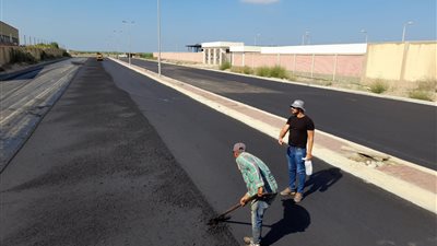 تواصل أعمال رصف الطرق بالمنطقة الصناعية جنوب بورسعيد