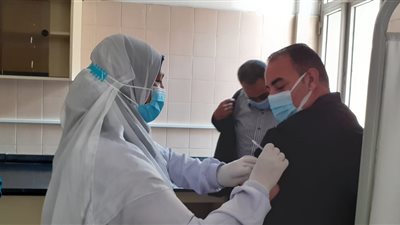 جامعة بنها تبدأ في تطعيم منتسبيها بـ لقاح كورونا (صور)