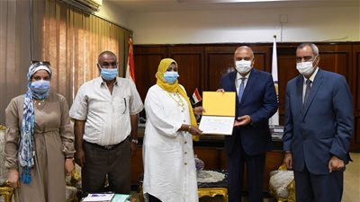 محافظ قنا يكرم صاحبة أول مخبز نسائي في الصعيد