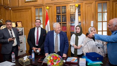 ابنة مصطفى الشرقاوي.. نقيب المحامين يكرم الأولى على الثانوية العامة