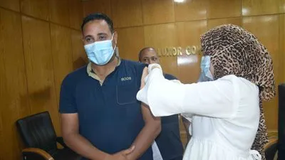 حملة لتطعيم العاملين بالمؤسسات الحكومية في الأقصر ضد كورونا (صور)
